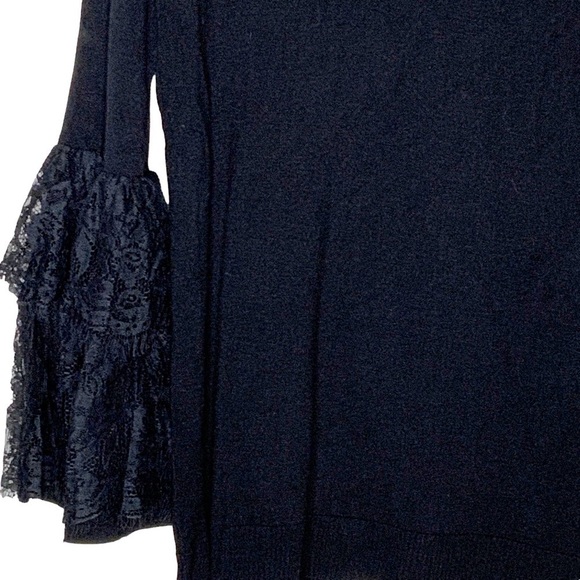 THALIA Sodi black V neck blouse with lace sleeves. Size M - Picture 3 of 7
